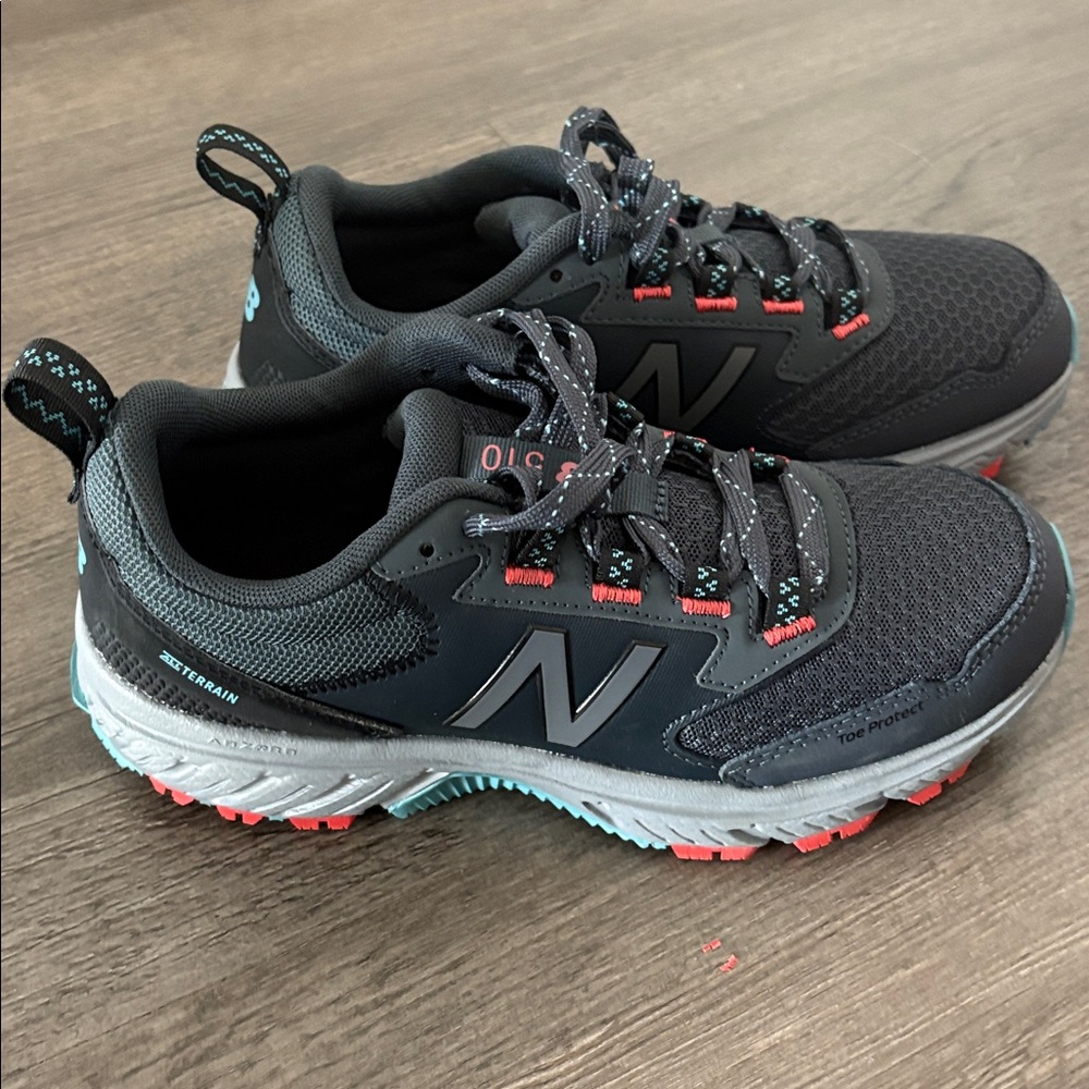 New Balance 510v5 in Black Grey